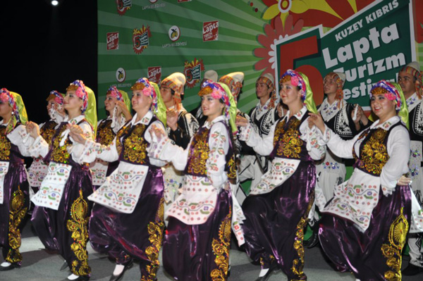 2_-lapta-turizm-festivali-acilis-halk-danslari-turkiye.jpg
