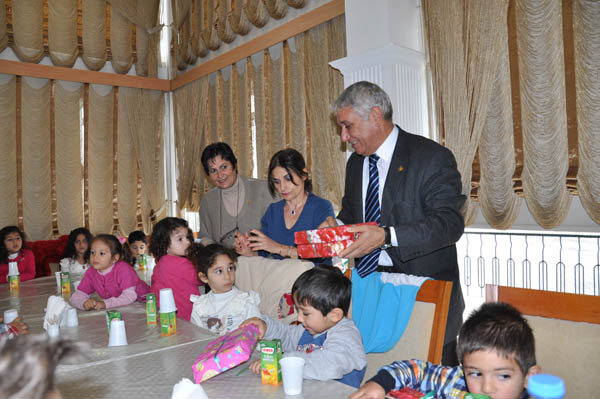 guzelyurt-belediyesi-yeni-yil-kutlamalari-mahmut-ozcinar-2013.jpg